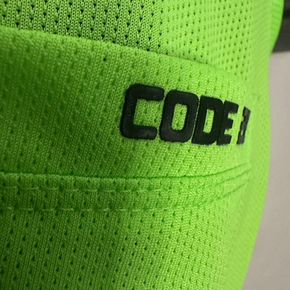 Code 22 Mesh Gel Logo Tank Top Large Gently worn 100% polyester pinpoint mesh - Picture 2 of 4